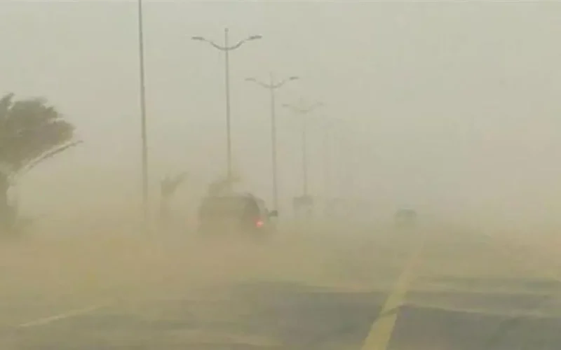 تحذير الطقس اليومي من رياح وأتربة في 10 مناطق وعدد محدود من الأمطار